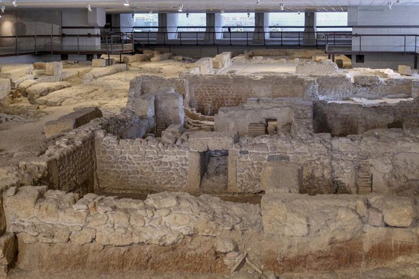 Un site archéologique comprenant des ruines et des murs en pierre. 5