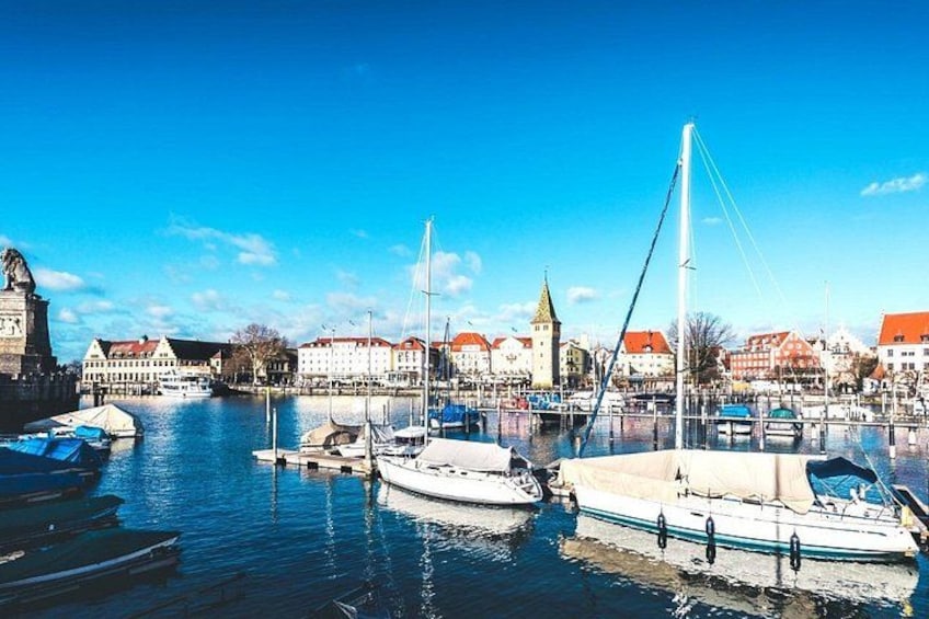 En havn med både, en bro og historiske bygninger. 5