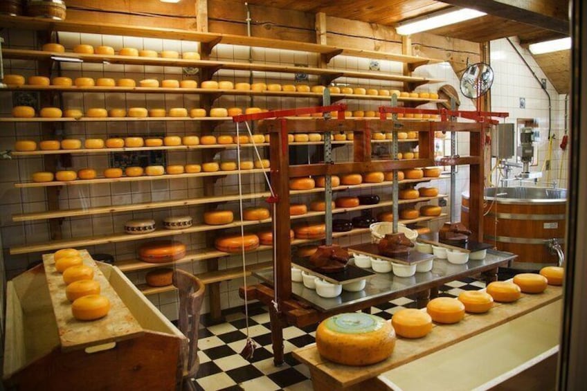 Sightseeing Tour to the Zaanse Schans windmills, cheese and clogs 4