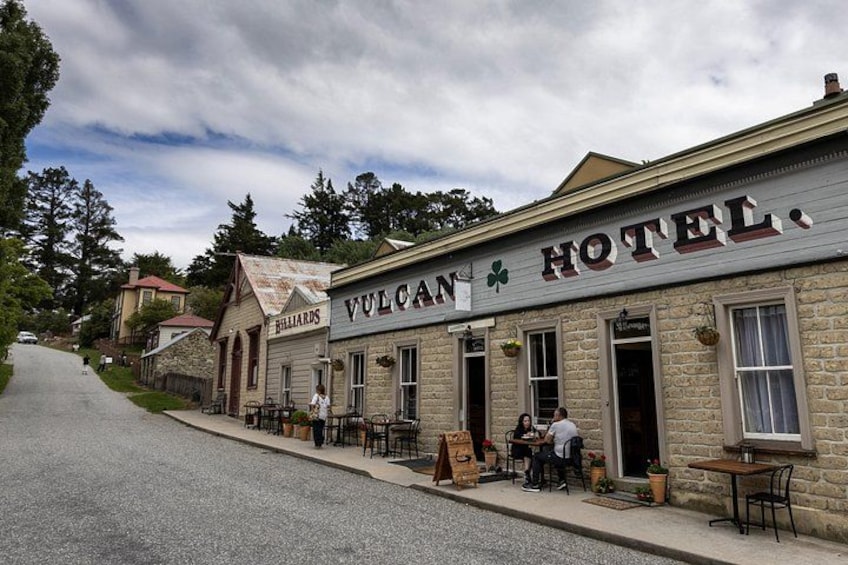 Ett hotell i Vulcan-stil med uteservering, ett biljardrum och en fasad av sten. 5
