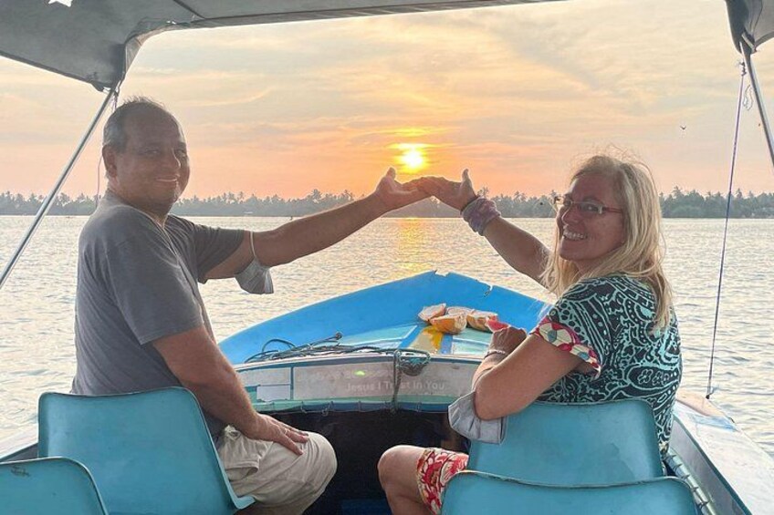 Due persone su una barca al tramonto. 5