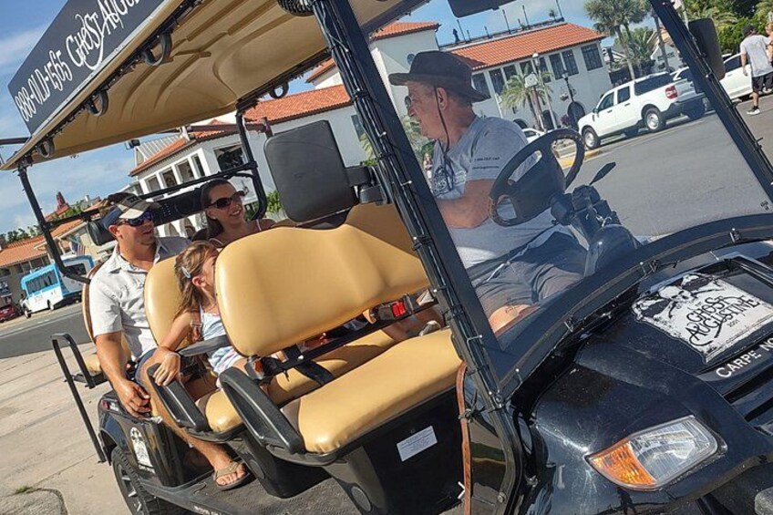 Un carrito de golf con dos personas, un conductor y un pasajero. 2