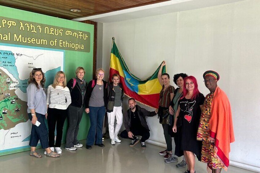 Un grupo de personas frente a un mapa y un cartel que dice 'Museo Nacional de Etiopía'. 5