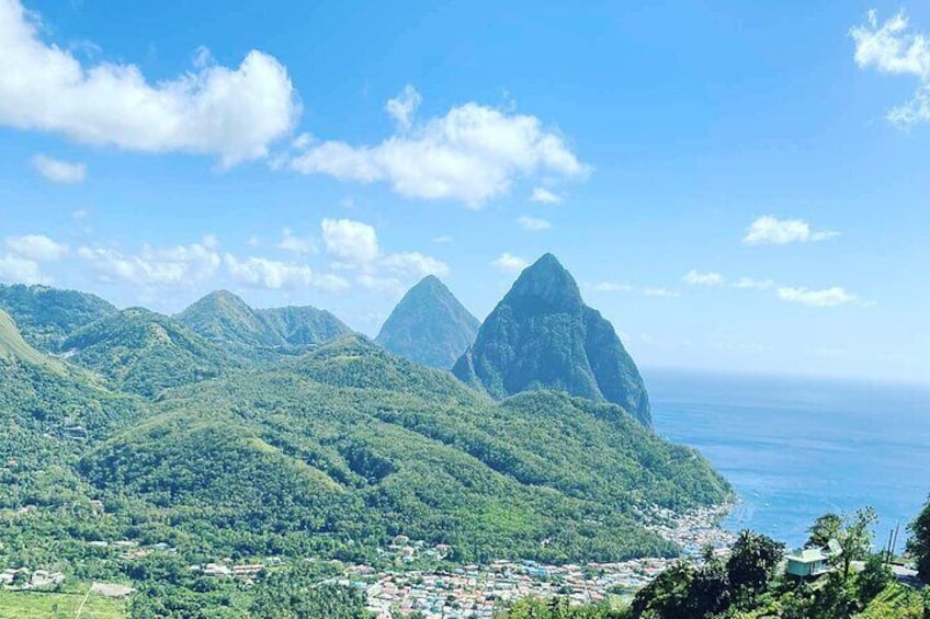 Un paysage côtier caractérisé par des collines verdoyantes et un sommet montagneux imposant. 1