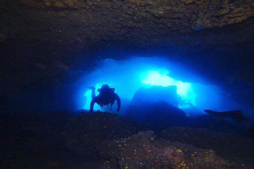Un subacqueo in una grotta illuminata da una luce blu. 5