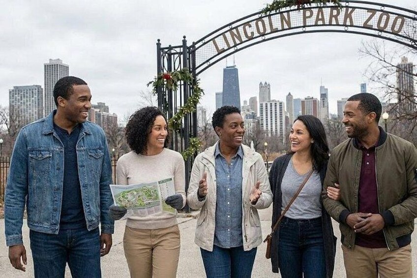 Een groep mensen staat voor de ingang van de dierentuin Lincoln Park, met een stadsachtergrond. 1