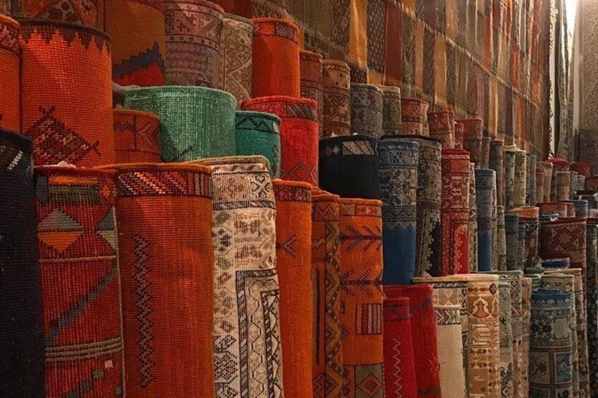 Una pila verticale di tappeti colorati intrecciati. 3