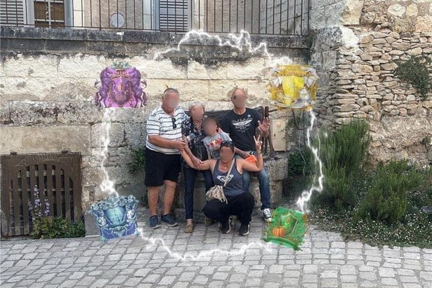 Un grupo de personas posando frente a un muro de piedra con grafitis. 5