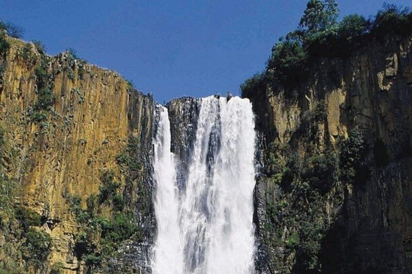 Ein Wasserfall stürzt über eine felsige Klippe. 5