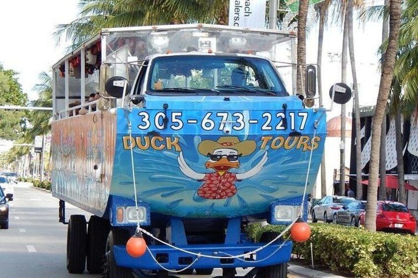 Ein blauer Lastwagen mit einem Enten-Design und dem Schriftzug 'DUCK TOURS' vorne. 3