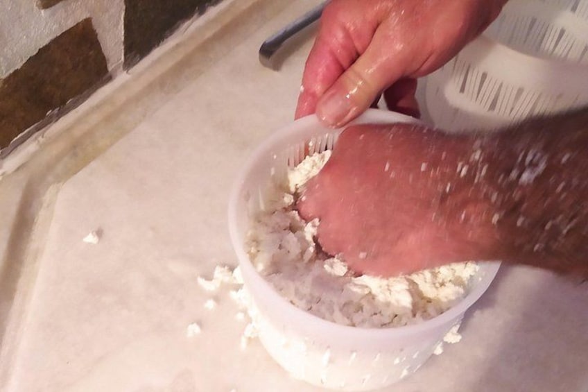 Iemand mengt ingrediënten in een kom. 1