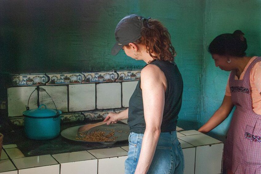 Roasting coffee artisanally in coffee producer's house 3