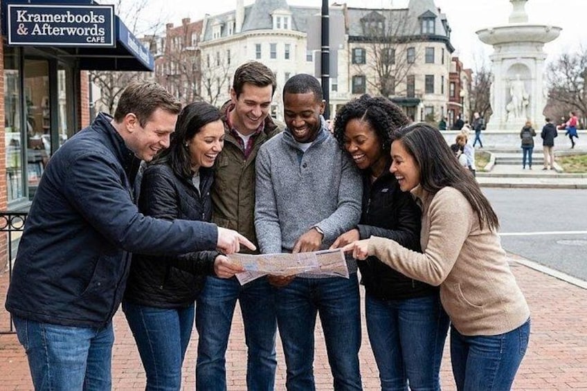 Een groep mensen bekijkt een kaart buiten. 1