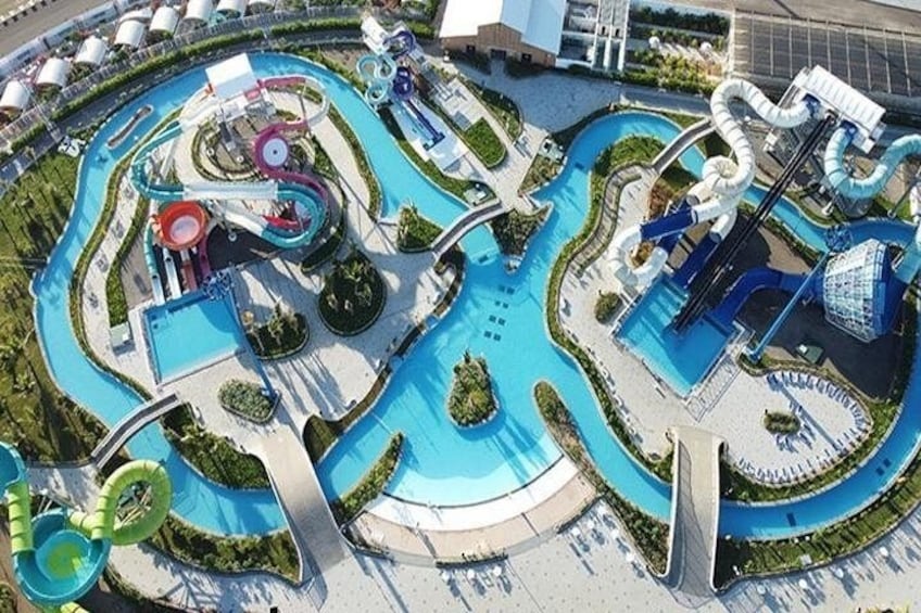 Un parc aquatique doté de nombreux toboggans et de plusieurs piscines. 1