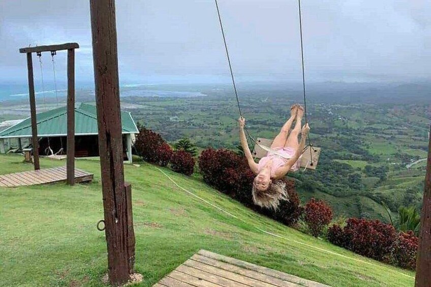 Eine Person schwingt auf einer Schaukel und überblickt die Landschaft. 2