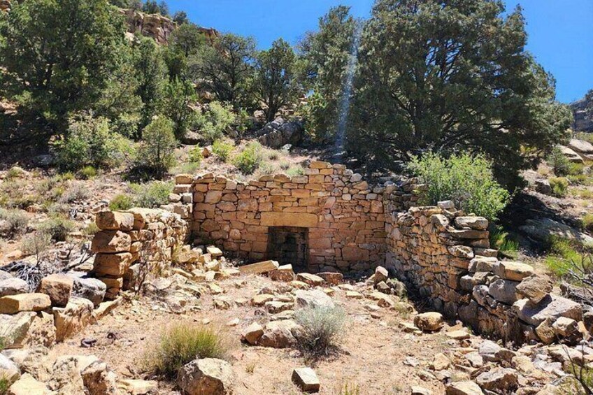 Estructura de piedra en un paisaje rocoso y árido con poca vegetación. 3