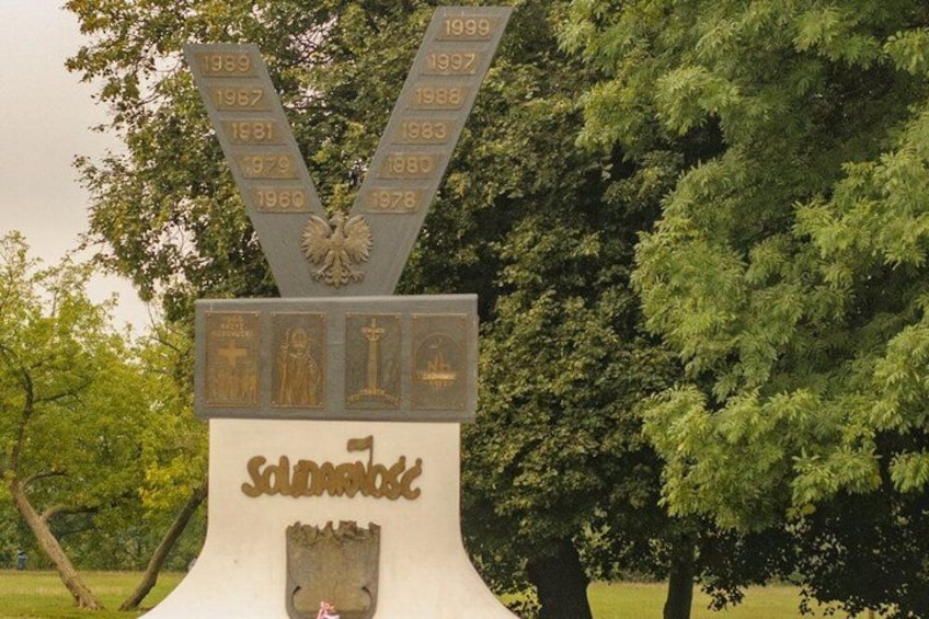 Ein Denkmal mit einer V-förmigen Spitze, mit den Jahreszahlen von 1960 bis 1999 und dem Namen 'Słodkowski' am Fuß. 3