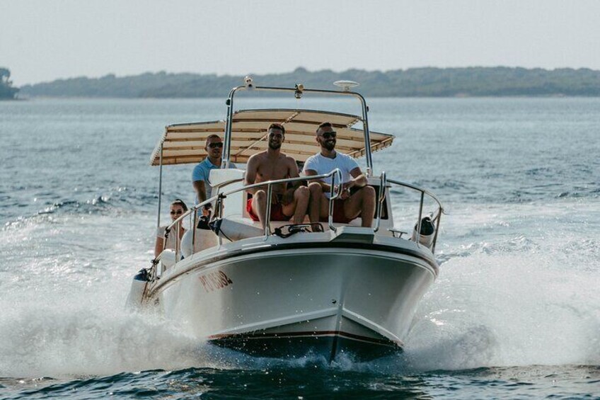 Un bote con tres personas navegando por el agua. 5