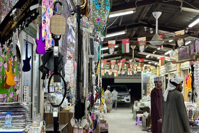 Un marché où sont exposés divers articles, notamment des guitares et des décorations suspendues. 2