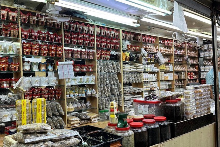 Un magasin dont les étagères sont remplies de divers produits emballés, notamment des produits alimentaires et des produits d’entretien. 5