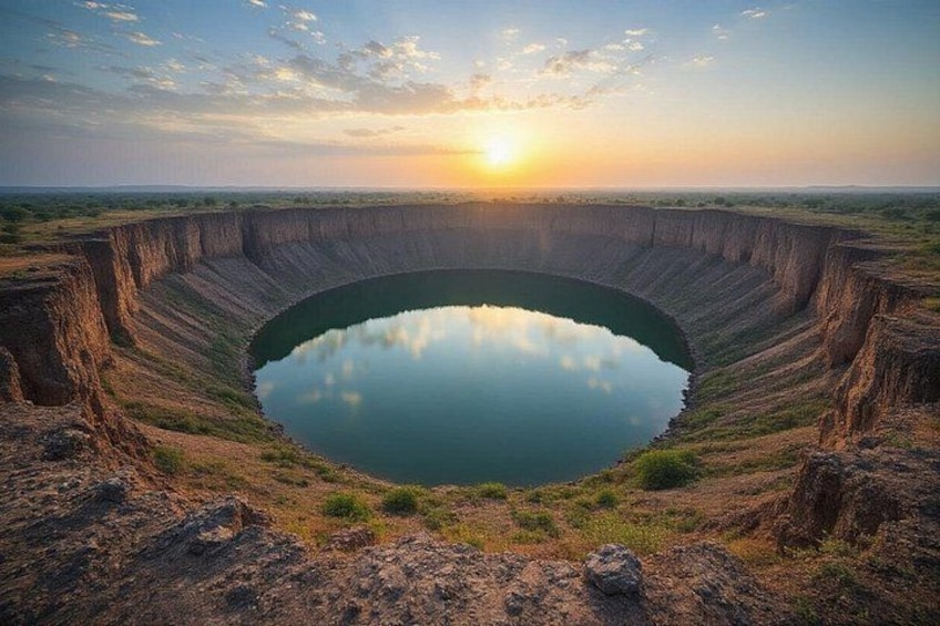 Une vaste dépression circulaire, entourée d’escarpements abrupts, où se reflète le coucher de soleil. 5