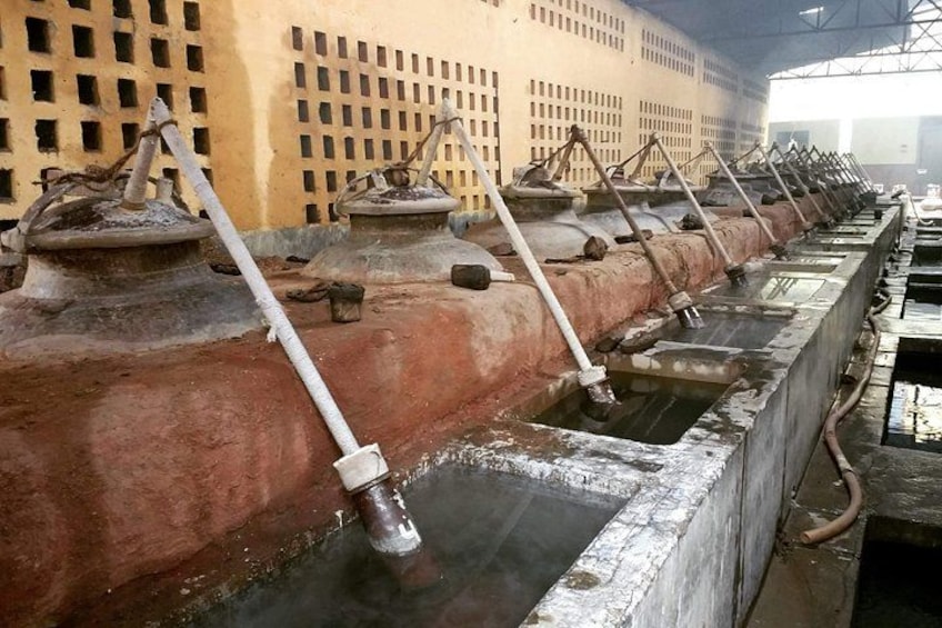 Varias calderas industriales de gran tamaño con tuberías y válvulas. 2