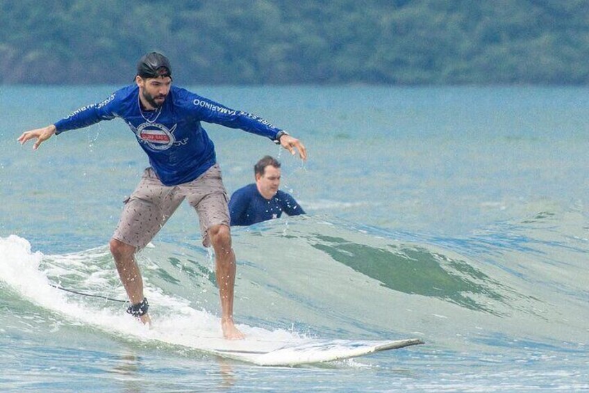 Una persona surfeando una ola en el océano. 1