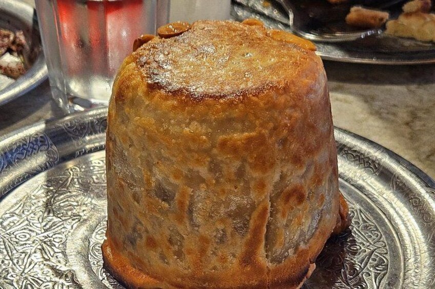 En rund, gyldenbrun dessert på en dekorativ tallerken. 4