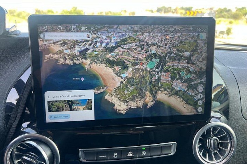 Bilens infotainment-system viser et kort, en navigationsapp og en liste over hoteller. 3