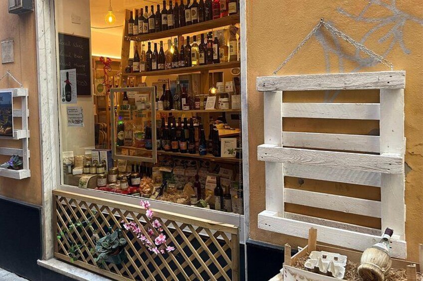 A look at our shop window showcasing Ligurian wines, craft beers, artisanal trofie, jams, Colonnata lard, local salami, and more. 2