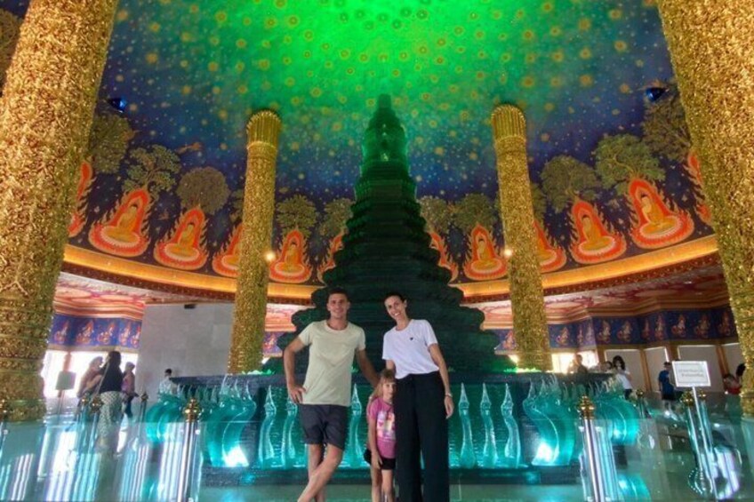 Der Innenraum eines Tempels mit aufwendigen Säulen, einer zentralen Stupa und einer Decke mit Sternenmuster. 5
