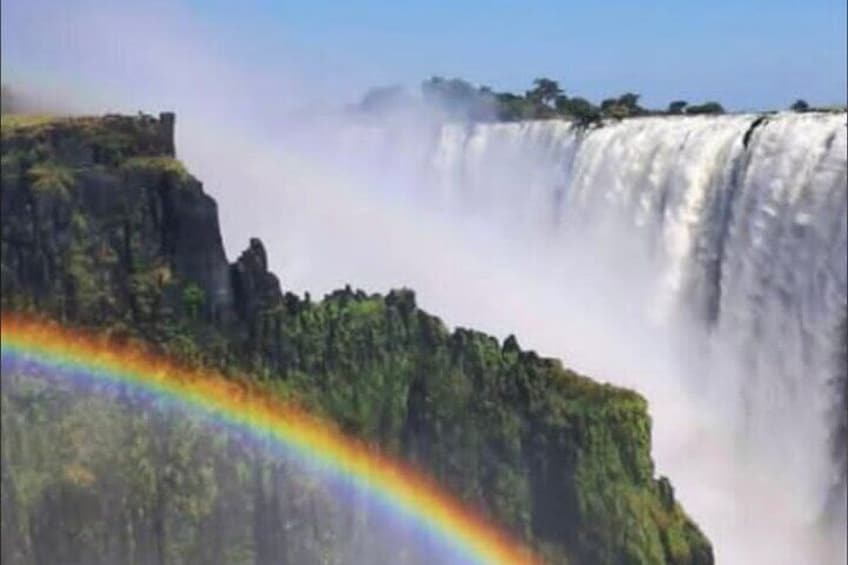 Une cascade avec un arc-en-ciel. 1
