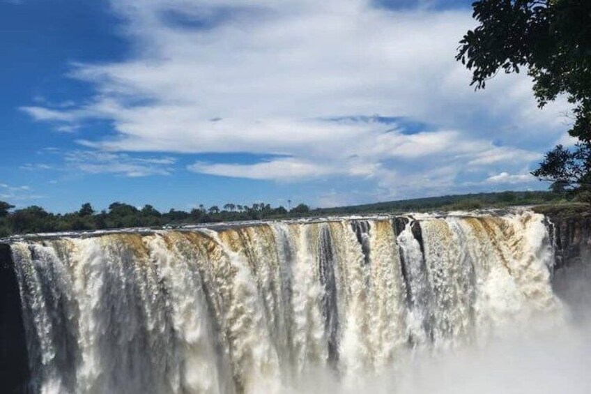 Une grande cascade comportant plusieurs chutes d’eau, sous un ciel partiellement nuageux. 3