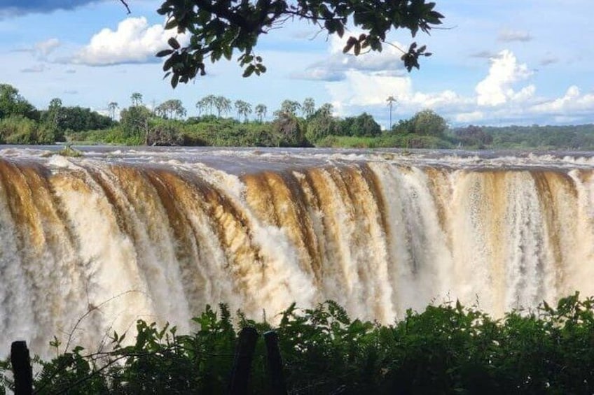 Une cascade d’eau se déversant sur un promontoire rocheux, le tout entouré d’une végétation luxuriante. 5