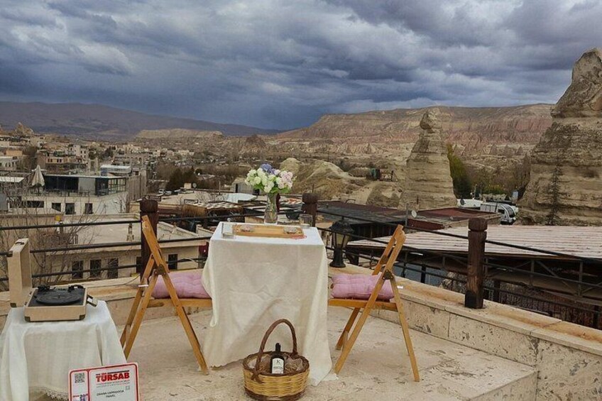 Una mesa montada en una azotea con vista a una ciudad y un paisaje desértico al fondo. 4