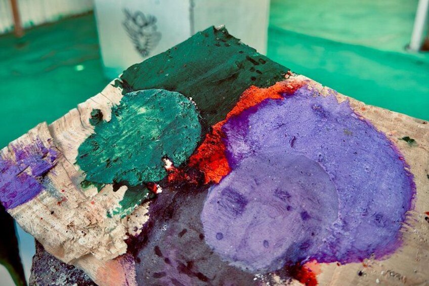 Superficie de madera con salpicaduras de pintura en verde, morado y rojo. 2