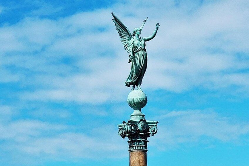 Une statue représentant une figure ailée, placée sur une colonne. 2
