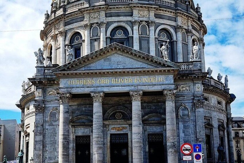 Un bâtiment historique à l’architecture riche et élaborée, avec notamment des colonnes et des statues. 5