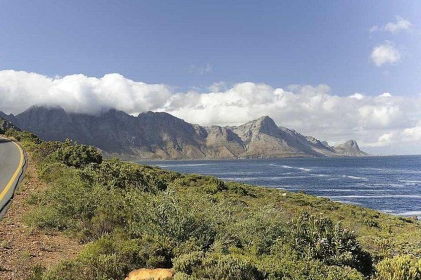 Une route côtière avec une chaîne de montagnes en arrière-plan. 3