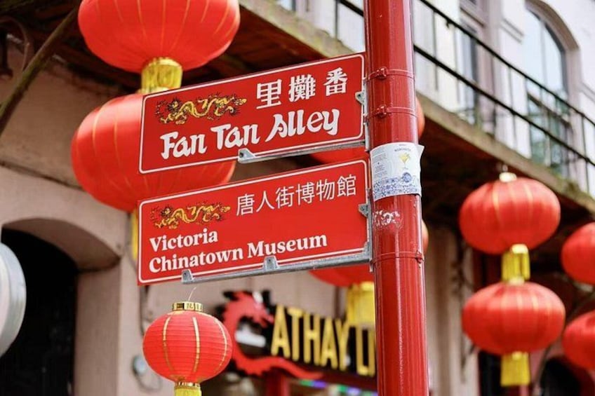 Een straatnaambord met 'Fan Tan Alley' en 'Victoria Chinatown Museum' in zowel Engels als Chinees. 2