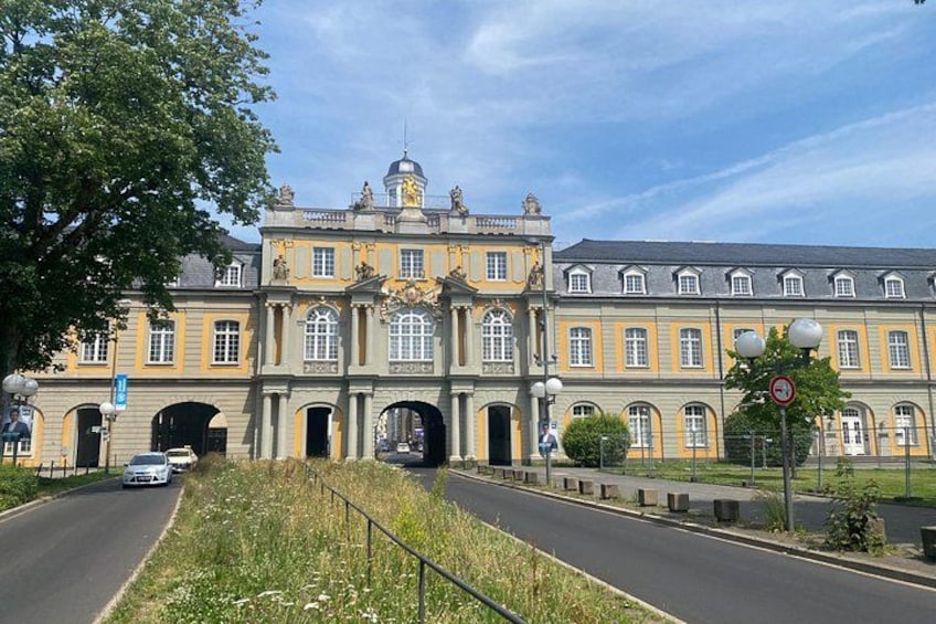 En historisk bygning med buede vinduer og en central kuppel. 3