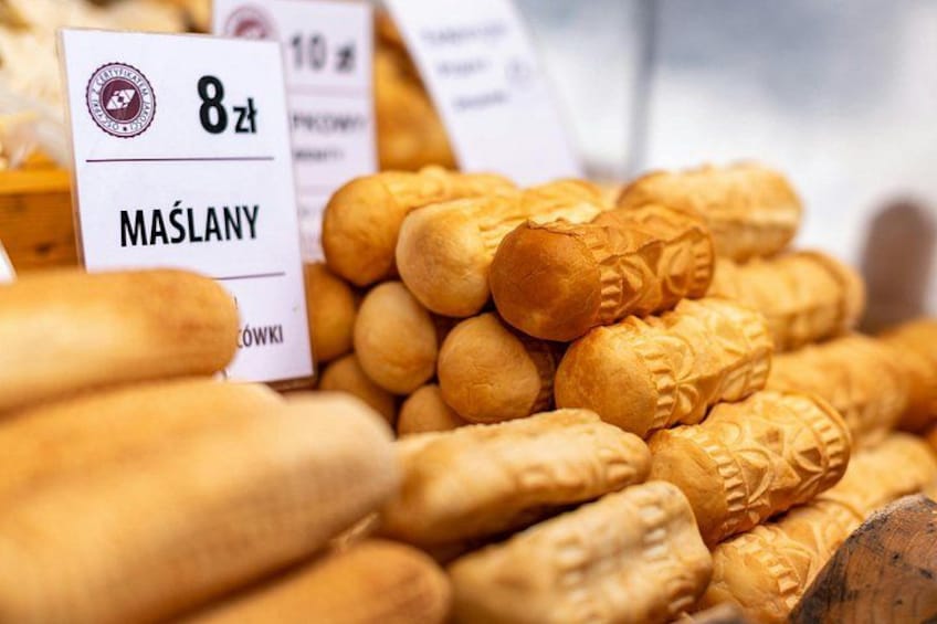 Et udvalg af kager, herunder brød og wienerbrød, udstillet til salg. 2