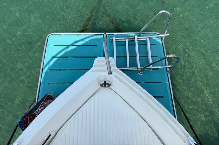 La proue d'un bateau et une partie de son pont. 2