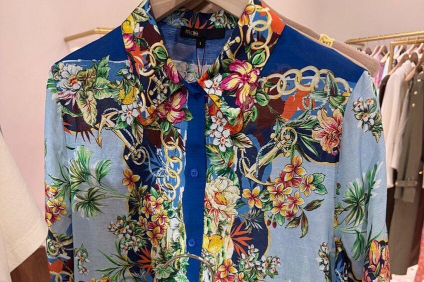 Una camisa azul con estampado floral. 5