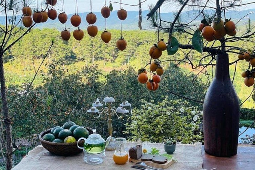 Ein Tisch mit einer Vase, einer Obstschale und einem Teekännchen. 2