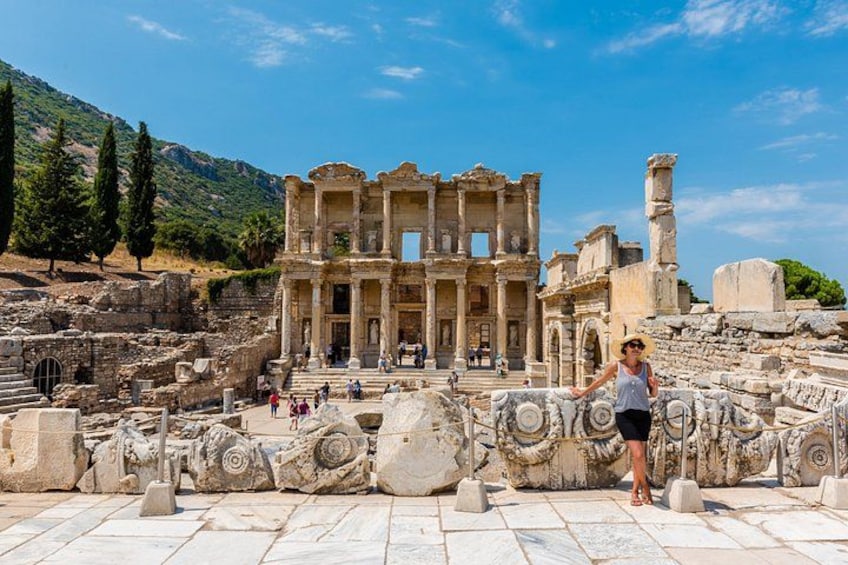 Die antiken Ruinen von Ephesus mit der Bibliothek des Celsus und einem Besucher im Vordergrund. 2