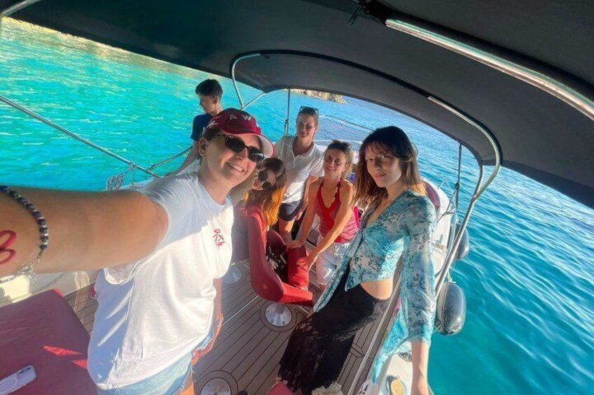 Un grupo de personas en un bote sobre aguas azules y cristalinas. 2