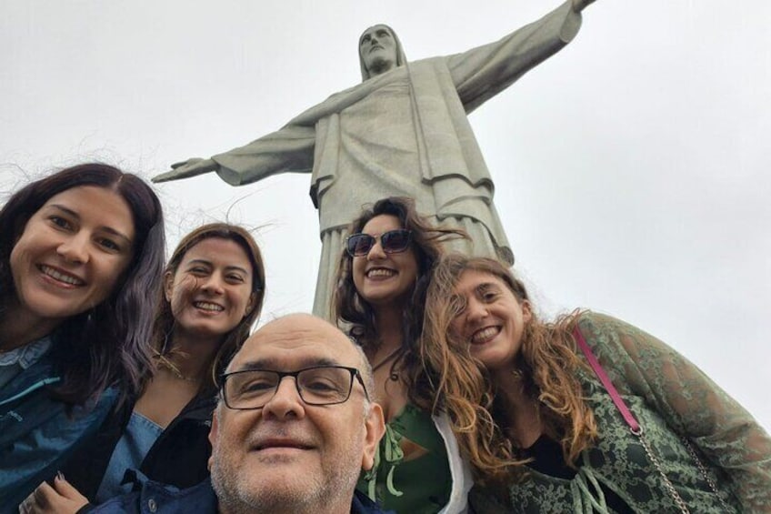 Un groupe de personnes posant devant la statue du Christ Rédempteur. 2