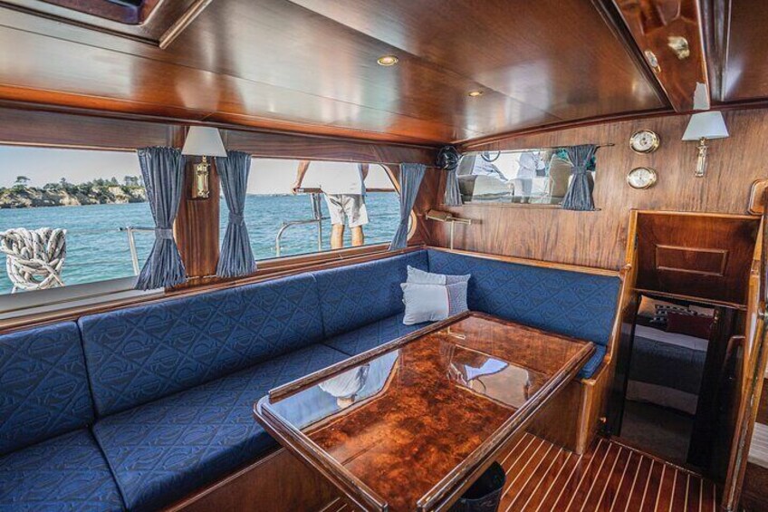 Un chalet confortable avec un canapé bleu, une table en bois et une vue sur la mer. 5