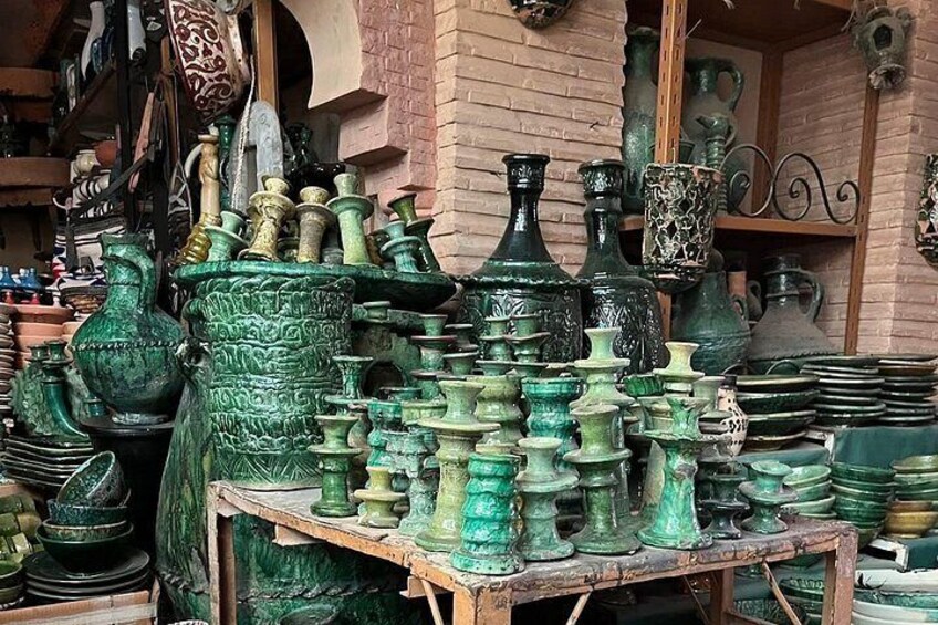 Forskellige grønne keramikvaser og potter udstillet på hylder og et bord i en butik. 5